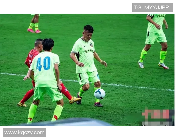 足球明星与七匹狼携手合影展现激情与友谊的精彩瞬间 足球明星与七匹狼携手合影展现激情与友谊的精彩瞬间